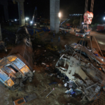 Tayland'da üzerine inşaat vinci düşen trenin devrilmesi sonucu 32 kişi öldü