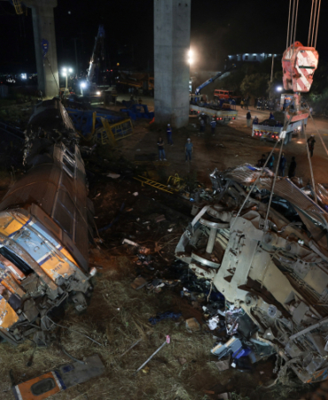 Tayland'da üzerine inşaat vinci düşen trenin devrilmesi sonucu 32 kişi öldü