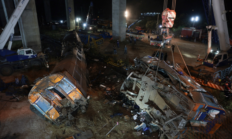 Tayland'da üzerine inşaat vinci düşen trenin devrilmesi sonucu 32 kişi öldü