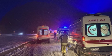 Tokat'ta yolcu otobüsünün tıra çarptığı kazada 13 kişi yaralandı