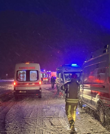 Tokat'ta yolcu otobüsünün tıra çarptığı kazada 13 kişi yaralandı