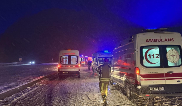 Tokat'ta yolcu otobüsünün tıra çarptığı kazada 13 kişi yaralandı