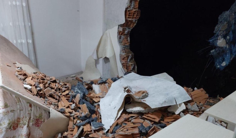 Trabzon'da toprak kaymasında hasar gören 6 katlı bina tahliye edildi