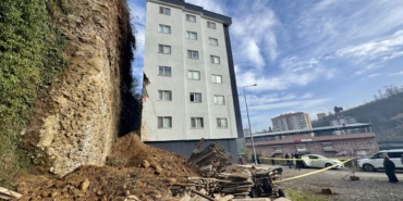 Trabzon'da toprak kaymasından etkilenen binada hasar tespit çalışmaları sürüyor