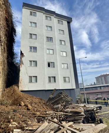 Trabzon'da toprak kaymasından etkilenen binada hasar tespit çalışmaları sürüyor