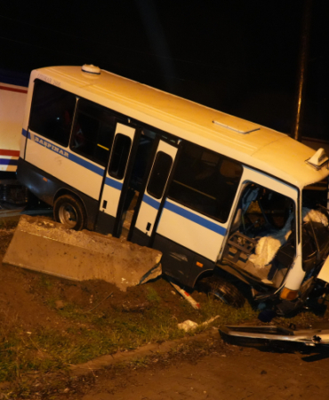 Trenin çarptığı minibüsten son anda kurtuldu