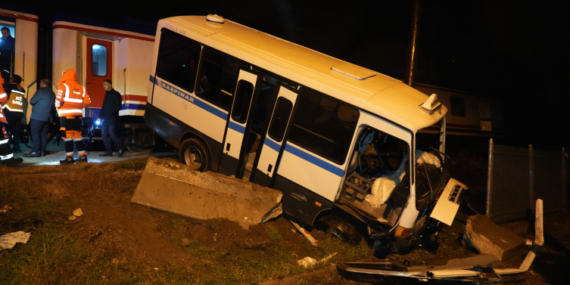 Trenin çarptığı minibüsten son anda kurtuldu