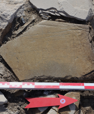 Van'daki Osmanlı kışlasında askerlerin dokuz taş oynadığı belirlendi