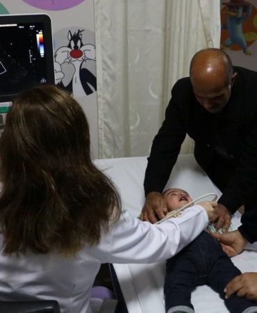 Yarım kalple doğan bebek mucizeyi başardı