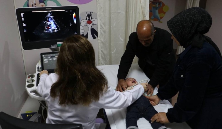 Yarım kalple doğan bebek mucizeyi başardı