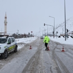 Yoğun kar sonrası çığ düştü, BayburtErzurum yolu kapandı