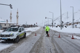 Yoğun kar sonrası çığ düştü, BayburtErzurum yolu kapandı