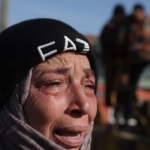 YPG'den kurtarılan Aktan Hapishanesi önünde Suriyeli aileler sevdiklerini arıyor