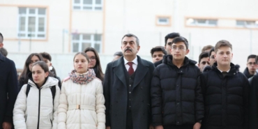 6 Şubat depremlerinde hayatını kaybedenler için okullarda saygı duruşu