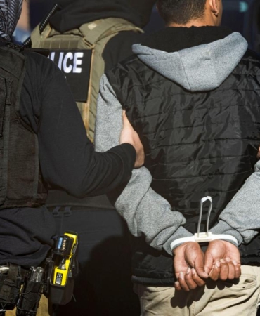 ABD'de ICE yetkilileri gözaltı alanlarını genişletmek için yeni tesisler satın alıyor