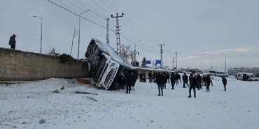 Ağrı'da otobüs devrildi: 16 yaralı