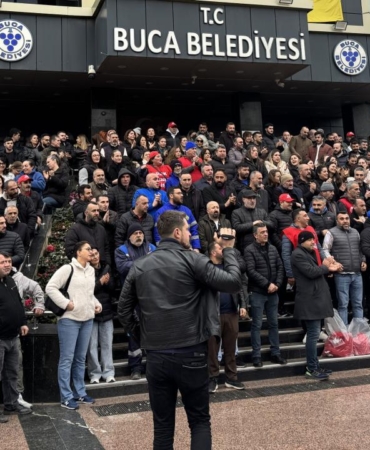 Alacakları ödenmeyen Buca Belediyesi işçileri iş bıraktı