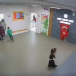 Anaokulu öğrencilerinin bayrak sevgisi güvenlik kamerasında