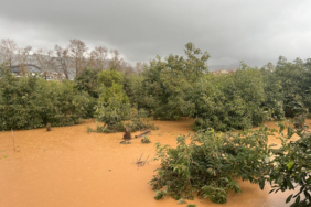 Antalya'da sağanak: Evler ve bahçeler su altına kaldı