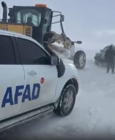 Ardahanda tipi ulaşımı vurdu: Mahsur kalan araçlar kurtarıldı