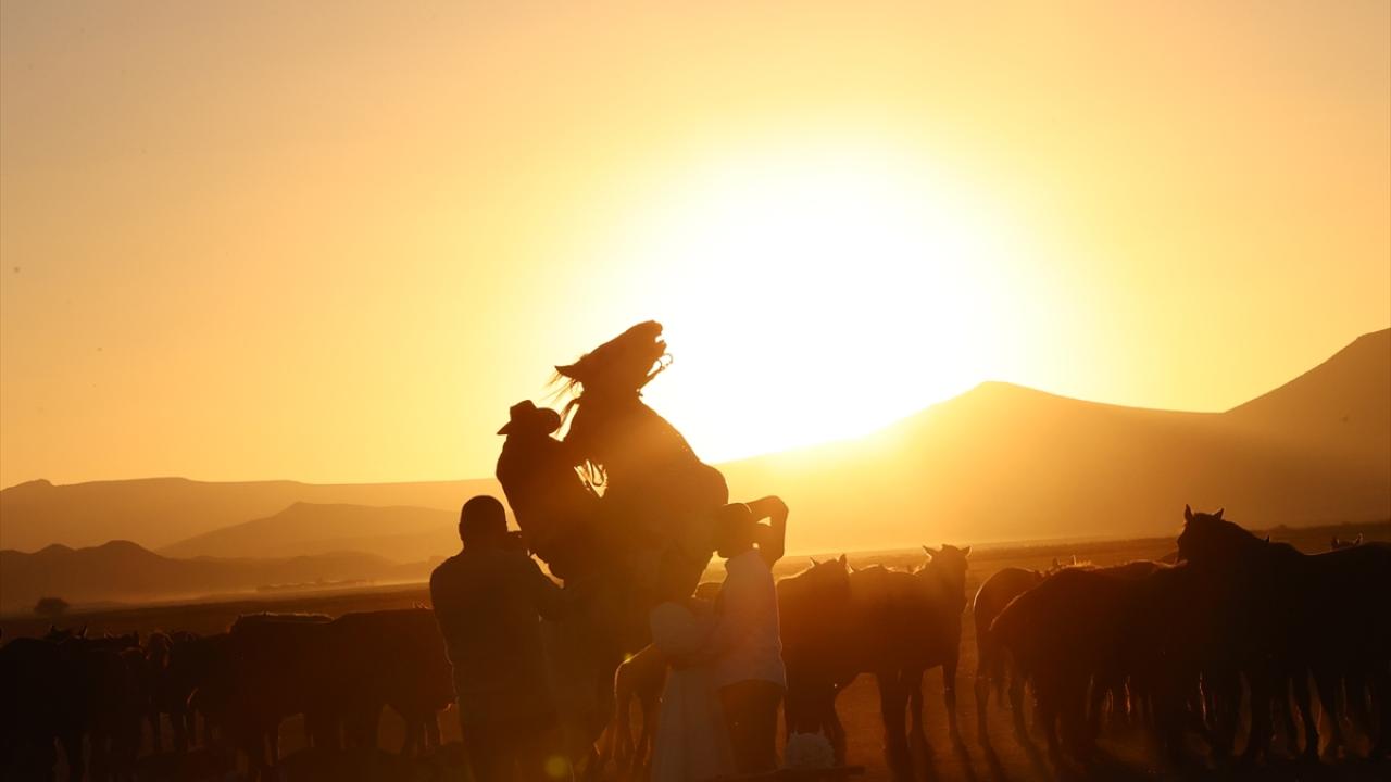 Atlar aynı anda hem kişneyip hem ıslık çalıyor