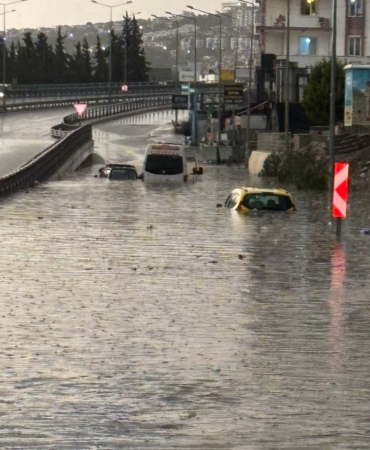 Aydın'ı sağanak vurdu: Yollar göle döndü, araçlar suya gömüldü
