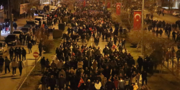 Bakan Yerlikaya depremde hayatını kaybedenler için düzenlenen 'sessiz yürüyüş'e katıldı