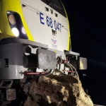 Balıkesir'de yolcu treninin lokomotifi, düşen kaya parçası nedeniyle raydan çıktı