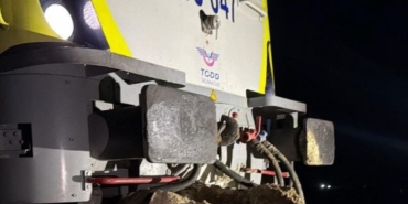 Balıkesir'de yolcu treninin lokomotifi, düşen kaya parçası nedeniyle raydan çıktı