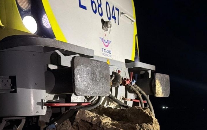 Balıkesir'de yolcu treninin lokomotifi, düşen kaya parçası nedeniyle raydan çıktı