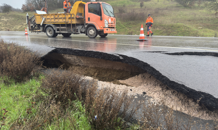 Balıkesir'i sağanak vurdu, yol yarıldı