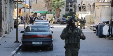 Batı Şeria'da silahlı işgalci bir İsrailli, Filistinlilere saldırdı