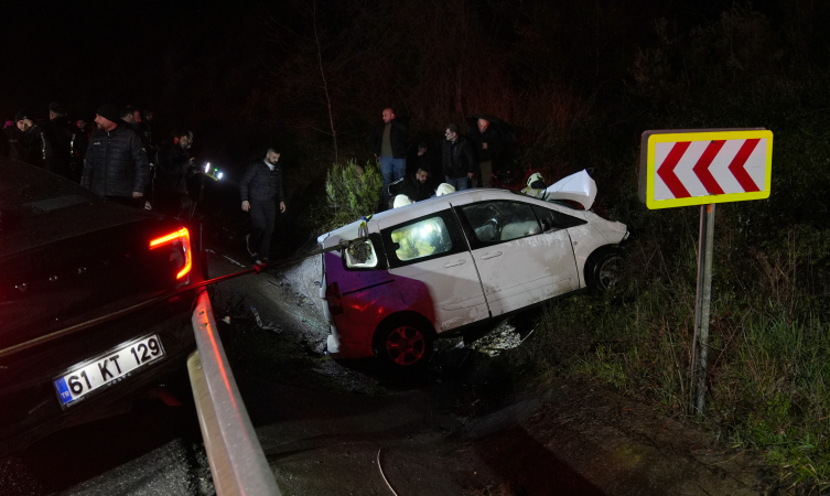 Beykozda otomobil ile ticari araç çarpıştı: 1 ölü, 5 yaralı