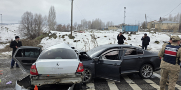 Bingöl'de iki otomobil çarpıştı: 2 ölü, 4 yaralı
