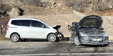 Bingöl'de otomobil ile hafif ticari araç çarpıştı: 2 ölü, 3 yaralı