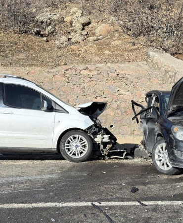 Bingöl'de otomobil ile hafif ticari araç çarpıştı: 2 ölü, 3 yaralı