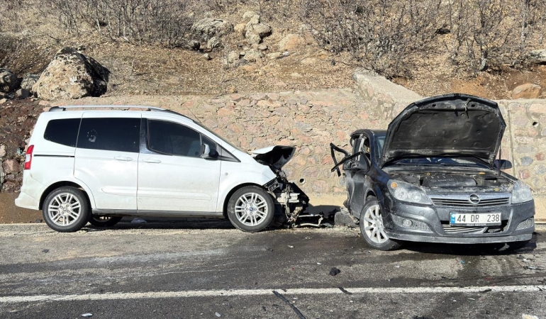 Bingöl'de otomobil ile hafif ticari araç çarpıştı: 2 ölü, 3 yaralı