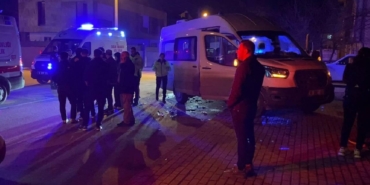 Bursa'da servis minibüsü ile otomobilin çarpıştığı kazada 9 kişi yaralandı