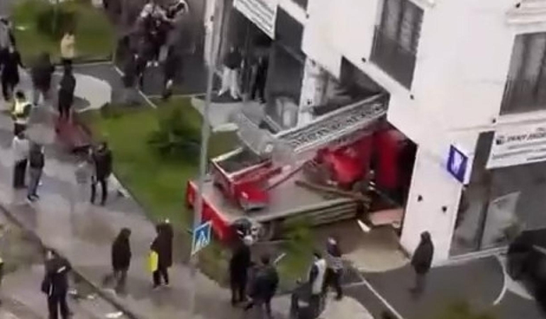 Büyükçekmecede vinç iş yerine girdi