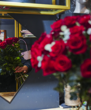 Çiçekçilerde 14 Şubat mesaisi