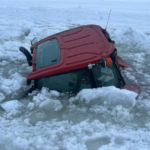 Çıldır Gölü'nde buz kırıldı, traktör suya gömüldü