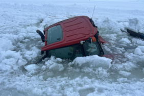 Çıldır Gölü'nde buz kırıldı, traktör suya gömüldü