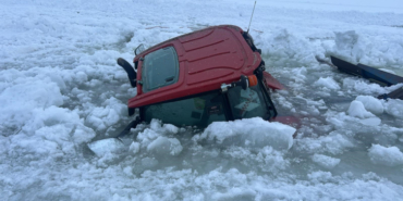 Çıldır Gölü'nde buz kırıldı, traktör suya gömüldü