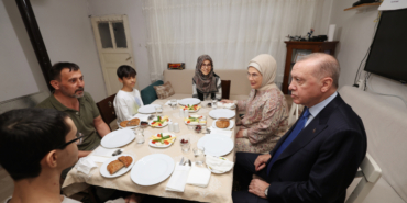 Cumhurbaşkanı Erdoğan İstanbul'da bir ailenin iftar sofrasına konuk oldu