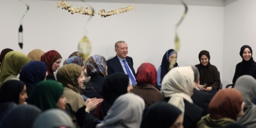 Cumhurbaşkanı Erdoğan kız öğrenci yurdunu ziyaret etti