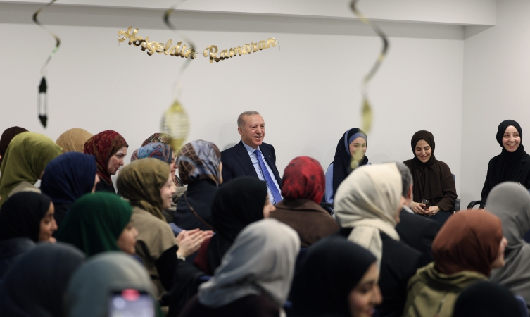 Cumhurbaşkanı Erdoğan kız öğrenci yurdunu ziyaret etti