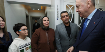 Cumhurbaşkanı Erdoğan, Osmaniye'de depremzede aileyi ziyaret etti