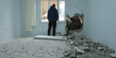 Dağdan kopan kaya parçası evin duvarını deldi