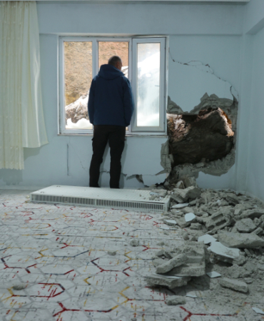 Dağdan kopan kaya parçası evin duvarını deldi