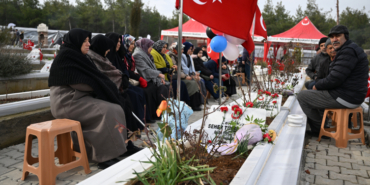 Depremlerde yakınlarını kaybedenler kabirleri ziyaret ediyor